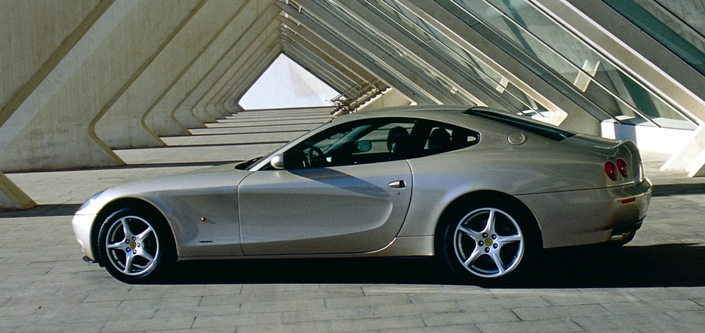 La Ferrari 612 Scaglietti ne manque pas de prestance, mais sa poupe semble bien massive...