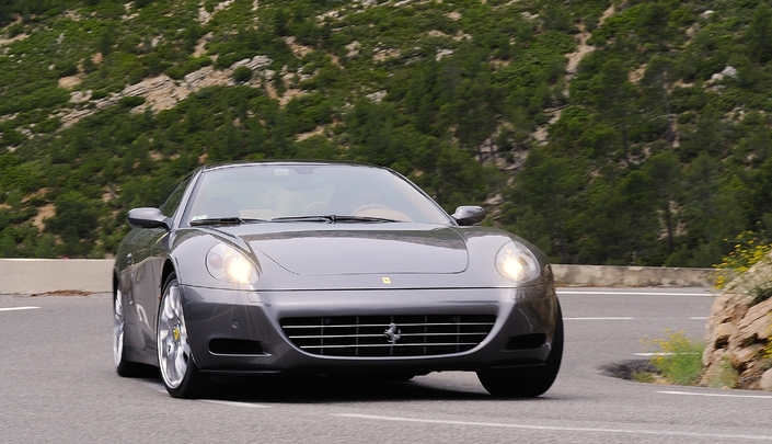 Outre son moteur extraordinaire, la Ferrari 612 Scaglietti, ici une One to One en 2008, étonne sur route par son comportement très sûr et surtout agile. Si, si !