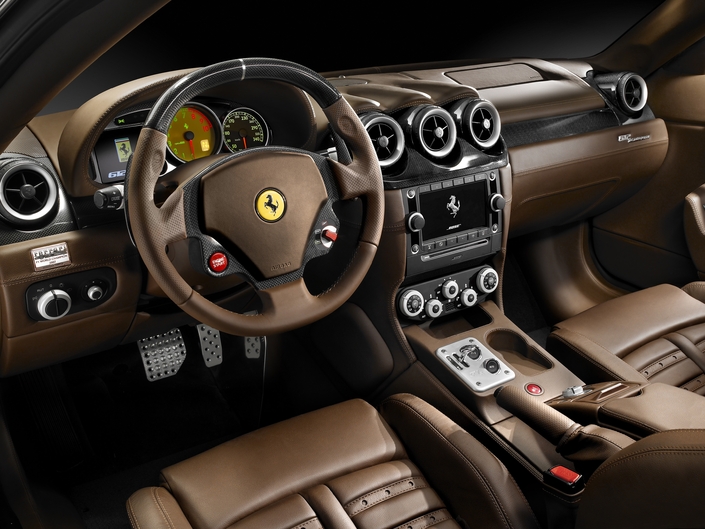 Présentation très agréable pour la Ferrari 612 One to One, même si des faiblesses de finition inacceptables subsistent, manifestées par des bruits parasites.