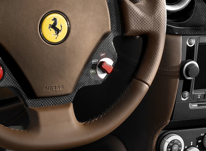 A ce jour, le Manettino reste ce qu'il y a de plus ergonomique pour sélectionner les modes de conduite d'une voiture, d'autant qu'ils sont parfaitement paramétrés. Il est simplifié dans la 612.