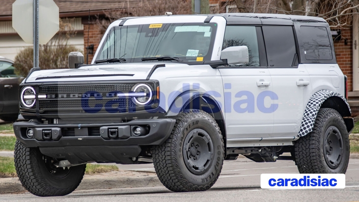 Quelques retouches au niveau de la calandre, de nouvelles jantes de nouvelles bavettes, rien de bien méchant pour le restylage du Ford Bronco qui conservera son style si particulier. Le Ford Bronco est un vrai baroudeur capable de passer partout sur la terre tout en étant assez civilisé pour affronter le bitume sans souci.