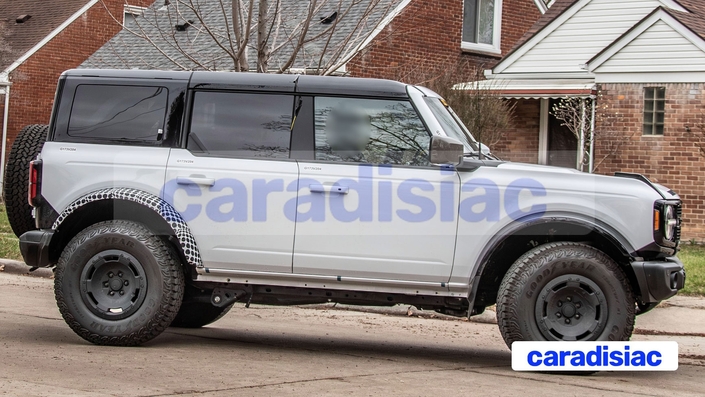 Aux États-Unis, le Ford Bronco est une institution. Chez nous, il est pénalisé par de nombreux malus (CO2 et poids) si bien qu’il n’est plus possible de le configurer sur le site constructeur (pas de stock non plus), alors qu’il est toujours possible de le faire sur le site belge. La future génération qui sera produite en Espagne (pour le modèle européen) devrait permettre de l’accueillir dans l’Hexagone.