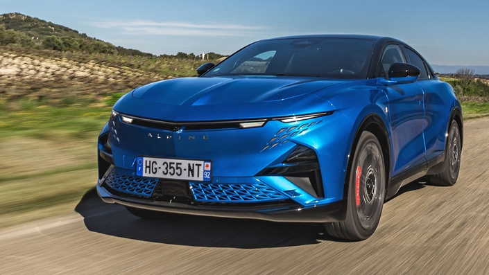 Alpine spécialiste des petites autos sportives et agiles ne pouvait pas ignorer l’engouement du SUV. Avec l’Alpine A390, la marque dieppoise dispose d’un modèle atypique et sportif.