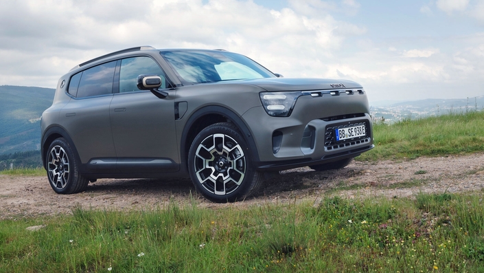 Depuis que la marque Mercedes-Benz s’est associée avec le groupe chinois Geely, la marque Smart a lancé trois SUV électriques : Smart # 1, # 3 et # 5. Ce dernier modèle (photo) existe aussi en version hybride, mais uniquement pour le marché chinois.