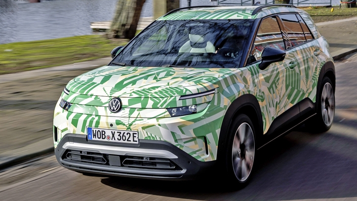 Le Volkswagen ID.Cross est la dernière création de la marque de Wolfsburg. Variante haute sur roues de la Volkswagen ID.Polo, ce modèle s’en ira se battre contre la Renault 4 E-Tech Electric et prêtera sa plateforme et ses motorisations au Skoda Epiq, son cousin technique.
