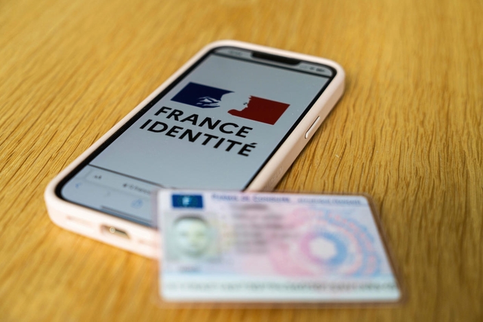 Votre permis sur smartphone : l’Europe prépare la fin du portefeuille… et il y aurait de quoi s’inquiéter