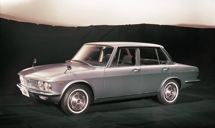 Commercialisée en 1966, la Mazda Luce surprend par la très grande modernité des lignes, tendues, fines et formellement simples.