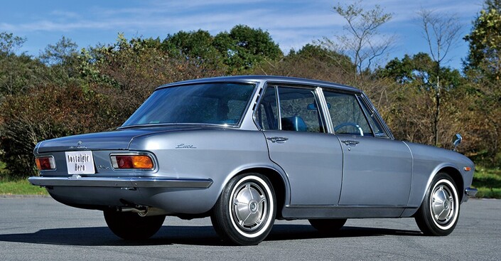 On pourrait trouver à la Mazda Luce des airs de BMW avec sa sorte de pli Hofmeister. Sauf que ce dernier n'est qu'un nom posé sur un détail déja largement connu.