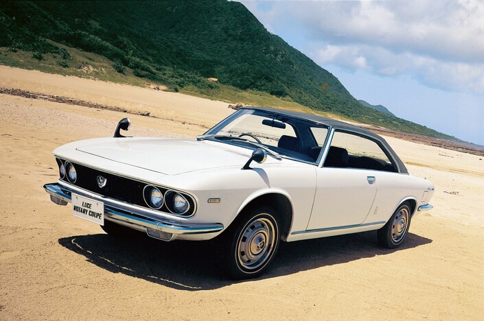 Ligne très élancée et élégante pour la Mazda Luce Coupé, à moteur rotatif, ici en 1969.