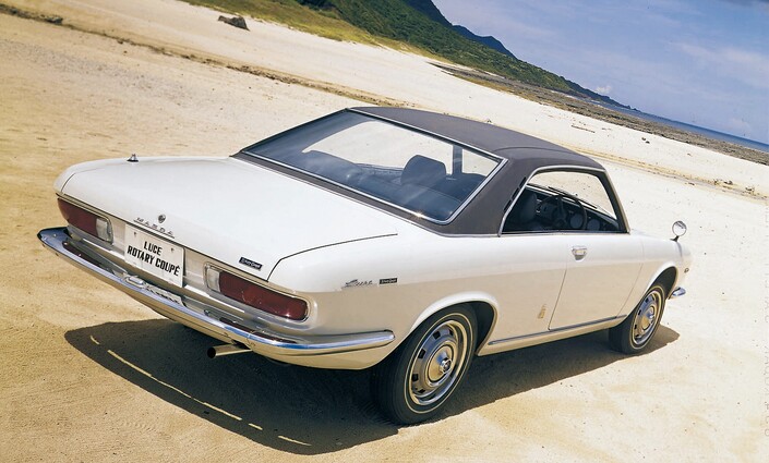 Même vu de l'arrière, le coupé Mazda Luxe Rotary surprend par sa finesse. Le toit en vinyle est typique des années 60- 70.