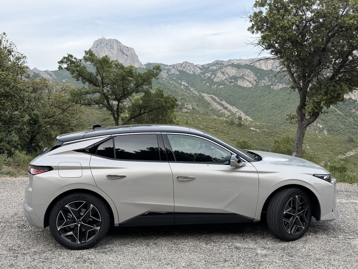 La DS N°4 Plug-In grimpe à 240 chevaux et coûte le prix d'une Allemande