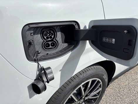 La batterie de 18,8 kWh se recharge avec des puissances modestes : 6,6 kW (AC) et 40 kW (DC).