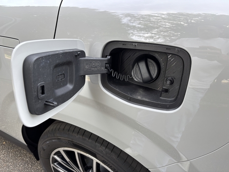 Le générateur, un moteur essence de 70ch, est alimenté par un réservoir de 50 litres.