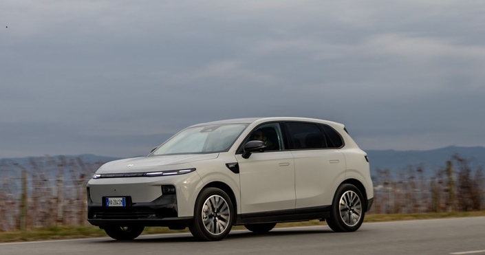 Au total, nous avons parcouru 735 km réels avant d'avoir vidé le réservoir et la batterie. Le B10 n'a aucune vocation dynamique et il assume son rôle de voyageur tranquille.