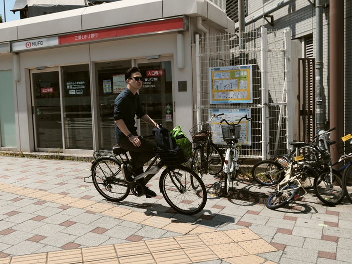 Même à l’autre bout du monde, la cohabitation entre piétons et vélos est compliquée