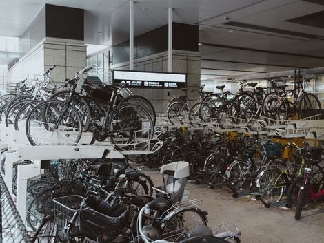 Même à l’autre bout du monde, la cohabitation entre piétons et vélos est compliquée