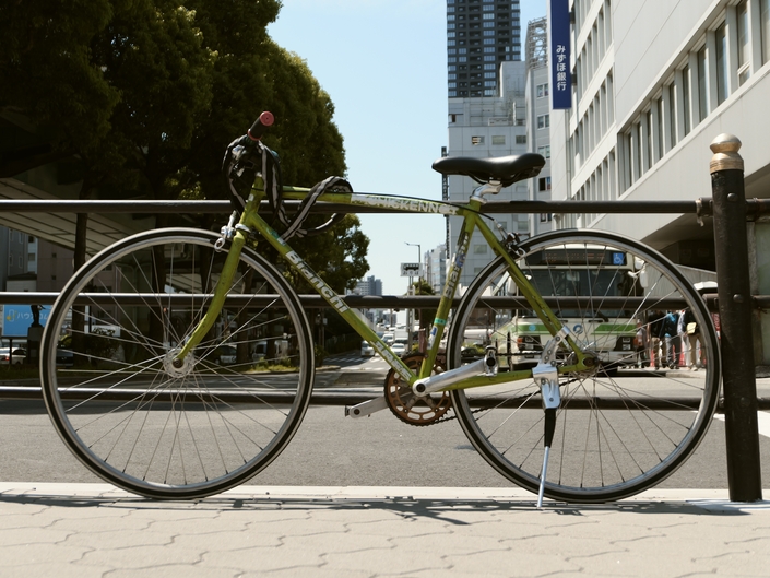 Même à l’autre bout du monde, la cohabitation entre piétons et vélos est compliquée