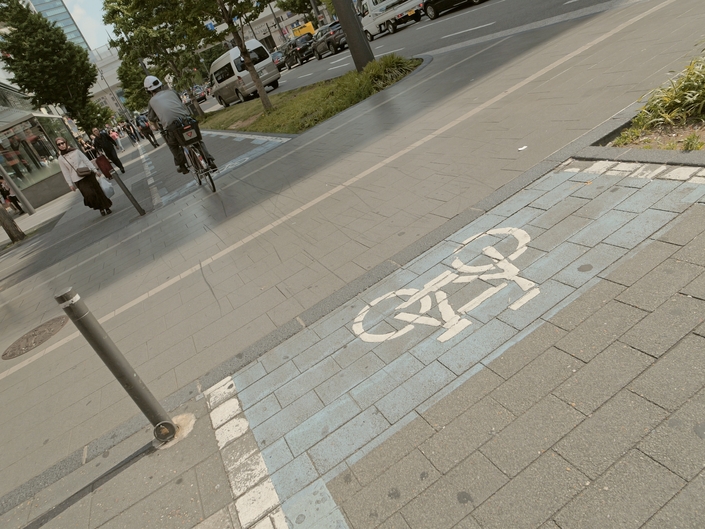 Même à l’autre bout du monde, la cohabitation entre piétons et vélos est compliquée
