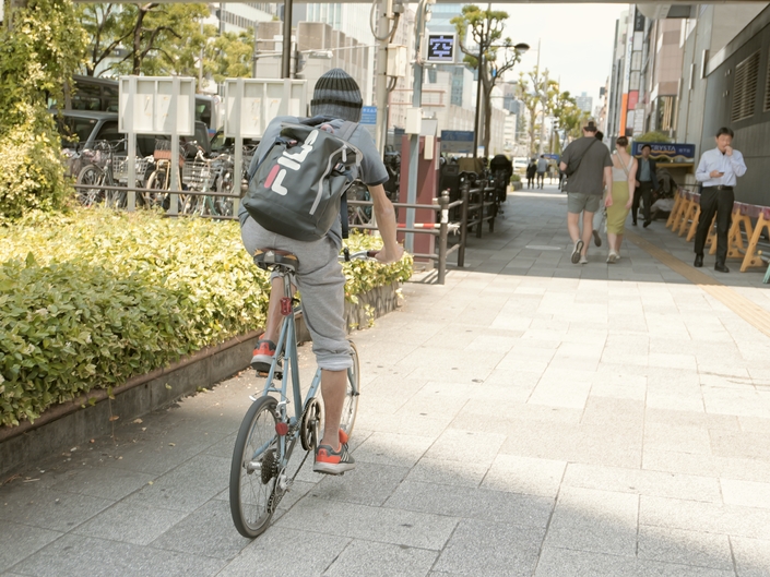 Même à l’autre bout du monde, la cohabitation entre piétons et vélos est compliquée