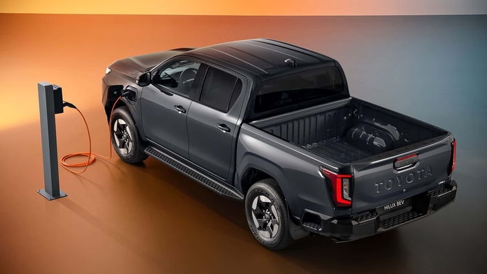 Eh oui, ce Hilux-là se branche ! Il mesure 5,32 mètres de long.