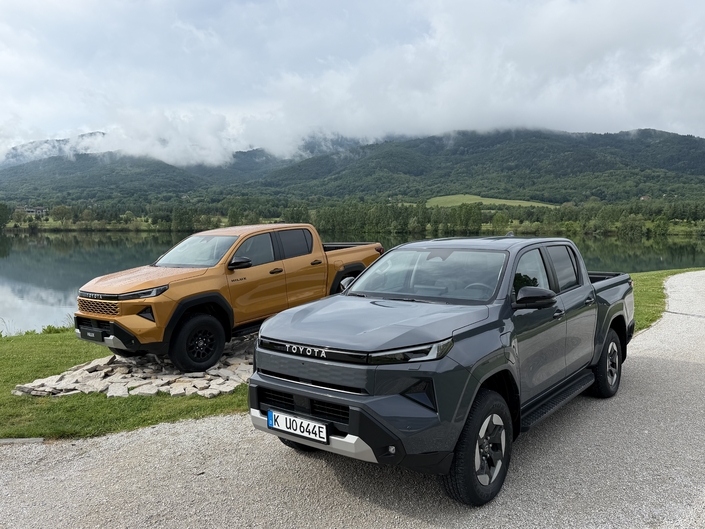 A gauche la version diesel à hybridation légère, à droite la variante 100% électrique.