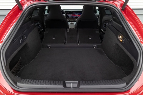 Le coffre oscille entre 455 et 1 290 litres banquette rabattue. Ces valeurs restent modestes pour un break aussi grand.