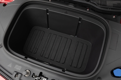 Le chargement est complété par un frunk de 101 litres suffisant pour accueillir les câbles de recharge ou une valise cabine.