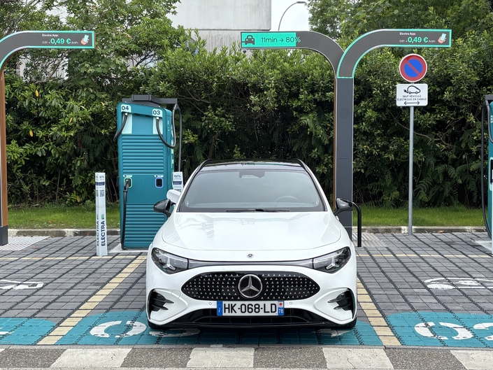 L'architecture 800 V autorise une puissance de charge maximale de 320 kW en courant continu, l'une des valeurs les plus élevées du marché. Nous avons attendu 12 minutes pour passer de 22 à 80 % avec une moyenne de 240 kW, sur cette borne Electra.