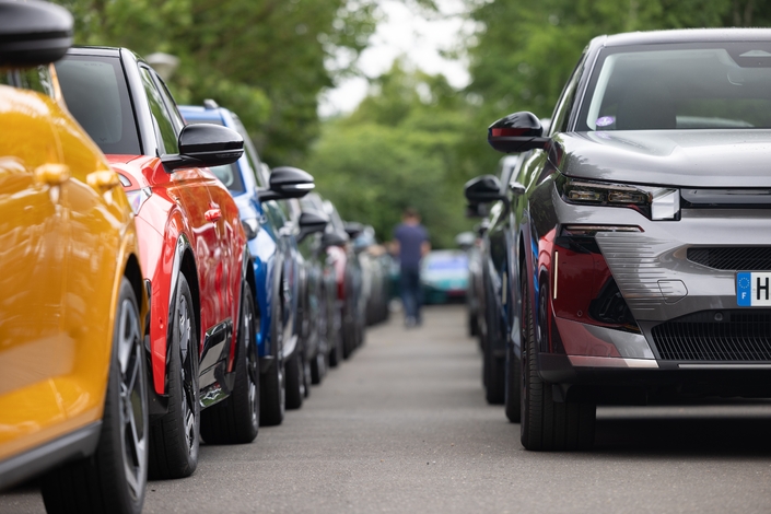 BMW iX3, Honda Prelude et Renault Twingo élues voitures préférées des journalistes français.