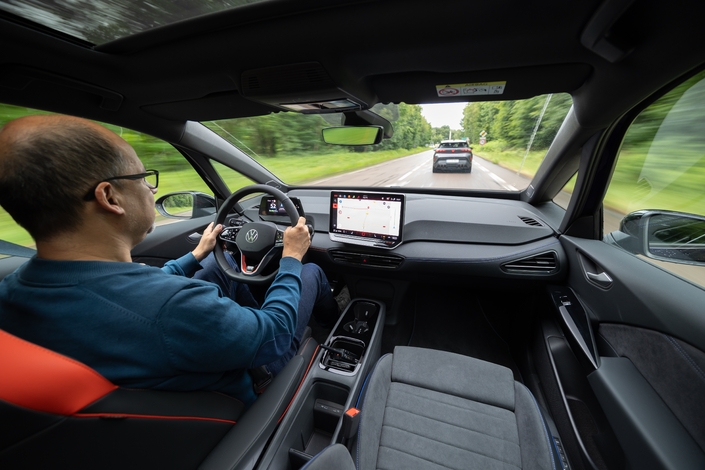 BMW iX3, Honda Prelude et Renault Twingo élues voitures préférées des journalistes français.