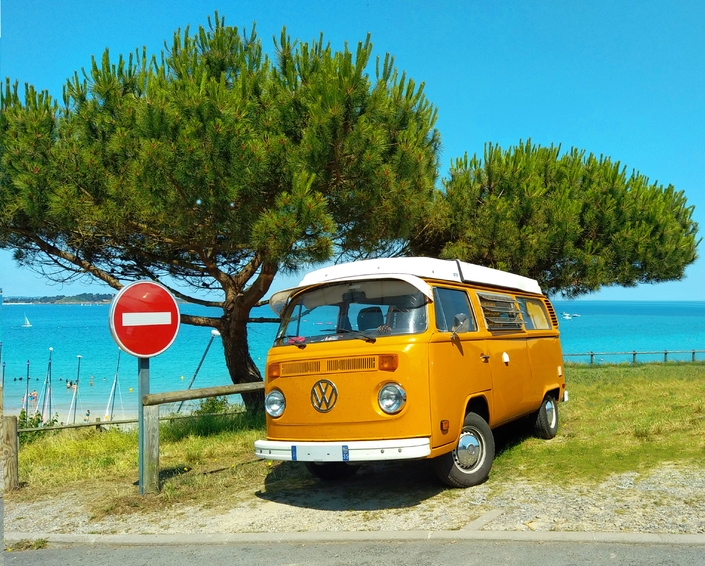 Un Volkswagen T2, dejà aménagé par Westfalia à la fin des années 60.