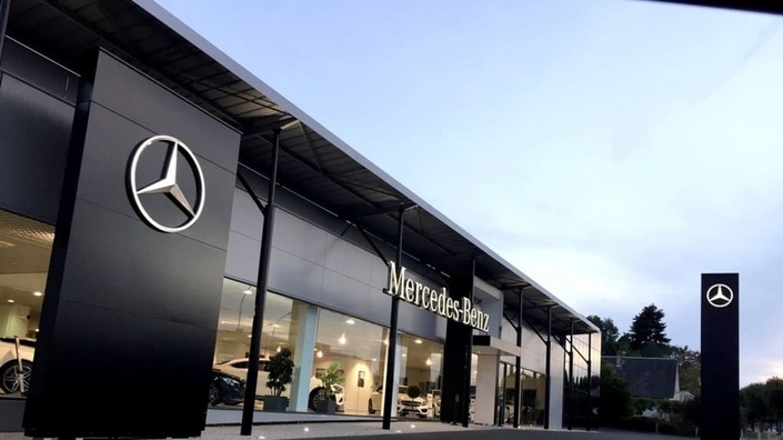 Mercedes est en baisse de 42,6 % en septembre. De son côté, BMW chute de 16,2 %, pendant qu'Audi est en hausse de 2,2 %.