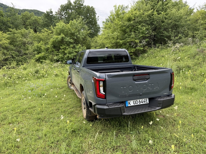 La benne mesure 1,55 mètre de long. Elle permet d’embarquer 715 kg de charge utile sur la version électrique et une tonne sur le diesel à hybridation légère.