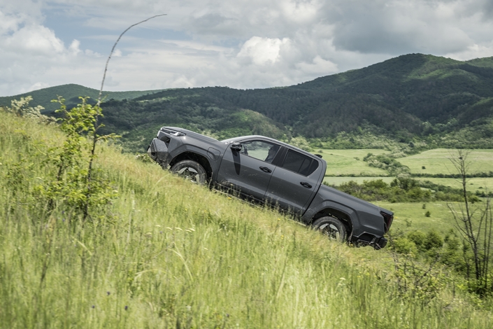 De série, le Hilux électrique est mieux équipé que la version diesel.