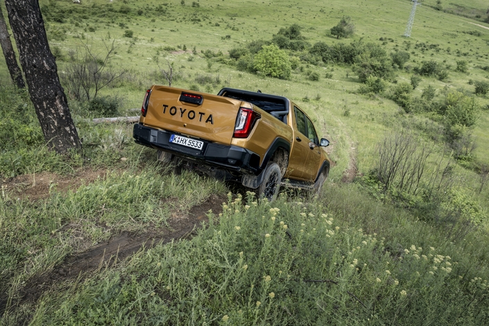 Le Hilux diesel est évidemment plus bruyant et rustique, mais il pourra aller beaucoup plus loin sur la route.