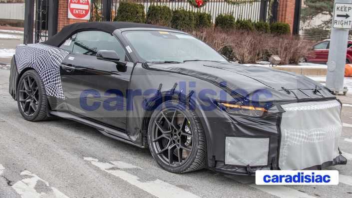 La Ford Mustang (Shelby ou Cobra) GT500 cabriolet deviendra le haut de gamme de la carrosserie cabriolet lorsqu’elle arrivera sur le marché dans le courant de l’année 2027, après une possible présentation avant la fin de 2026.