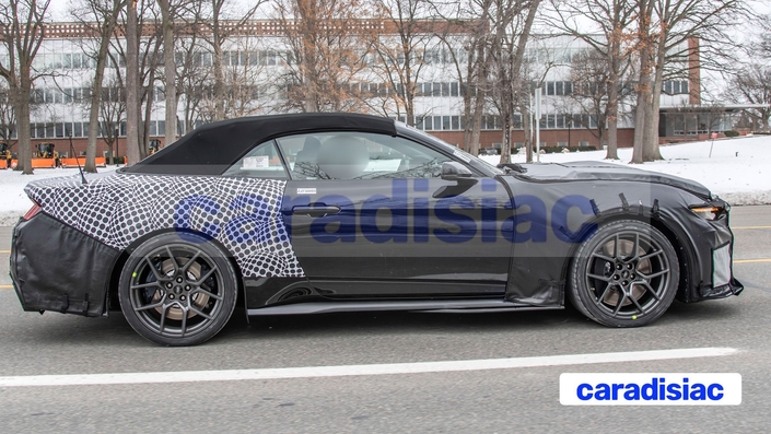 Encore très camouflée, la version cabriolet de la future Ford Mustang GT500 laisse cependant apparaître sa capote souple définitive. Cette auto devrait être commercialisée dans le courant de l’année 2027 après vraisemblablement une présentation conjointe, avant la fin de 2026, avec le modèle coupé.