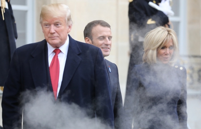 Insolite : quand les couples Macron et Trump se saluent dans les gaz d'échappement