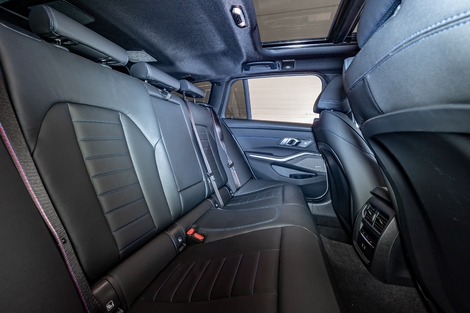 L’espace n’est pas hyper généreux, mais la banquette de la Série 3 Touring est assez confortable.