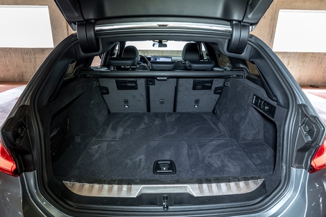 Même si elle est, elle aussi, pénalisée par la présence de la batterie de traction, la malle de la BMW est plus apte à un usager familial.