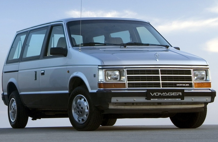 En Europe, le Chrysler Voyager arrive fin 1988 et s'équipe d'un nouvel éclairage, normes oblige, mais ses projecteurs sont encastrés dans leur logement, alors qu'ils sont affleurants aux US. Bizarre.