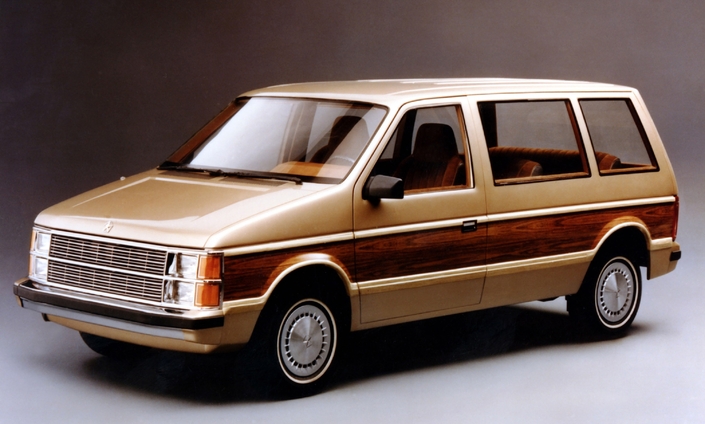 Fin 1983, le Dodge Caravan est dévoilé, qui incarne le premier monospace moderne, même si ce terme n'existe alors pas. Notez les doubles projecteurs superposés.
