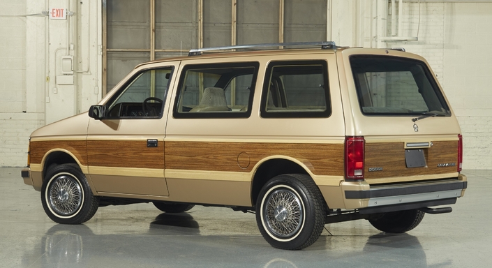 A l'arrière, le Dodge Caravan américain conserve des feux intégralement rouges, hormis la lampe de recul. L'aspect "woody", en faux bois, est très apprécié aux US. Il n'y pas d'ouvrant arrière gauche, hélas.