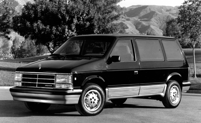 Pour 1988, le Dodge Caravan est légèrement restylé, adoptant de nouveaux projecteurs. C'est cette évolution qui sera importée en Europe sous l'appellation Chrysler Voyager.