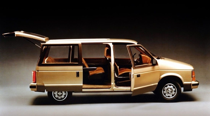 Particularité du Dodge Caravan, une porte coulissante côté droit, dont l'ouverture a été soigneusement étudiée.