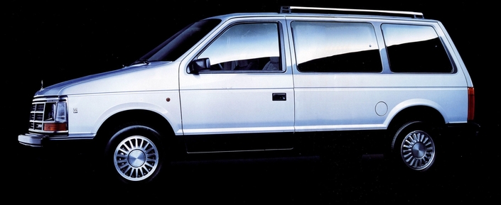 En finition LE, le Chrysler Voyager s'équipe de jantes en alliage léger et de rails de toit. Ici en 1989.