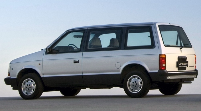 A l'arrière, le Chrysler Voyager bénéficie de feux adaptés à l'Europe, dotés de clignotants oranges.