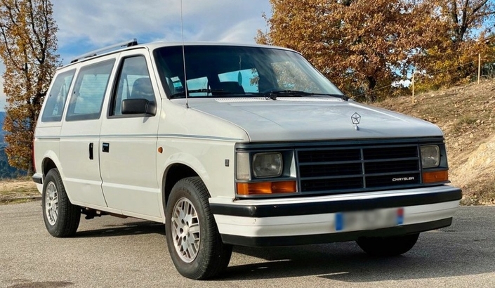 Abouti, le Chrysler Voyager, ici un V6 de 1990 avec la calandre mate reçue cette année-là, régale par sa douceur de fonctionnement et son homogénéité.