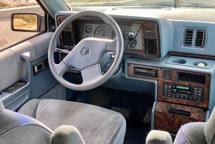 Tableau plutôt classique dans le Chrysler Voyager V6. Le faux bois amuse, mais l'équipement très riche satisfait amplement.