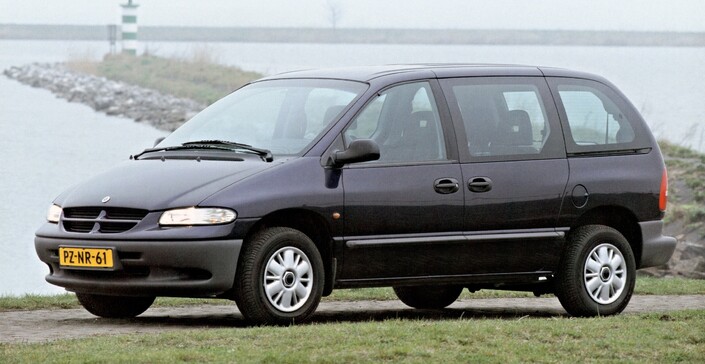 Le Chrysler Voyager de 3e génération apparaît bien plus modernen que ses devanciers et reçoit une porte coulissante gauche. Mais sa technique demeure proche. Ici en 1995